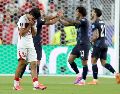Can Uzun se lamenta del gol de Paraguay, que terminó por sepultar las aspiraciones turcas. EFE/B. Fanjoy