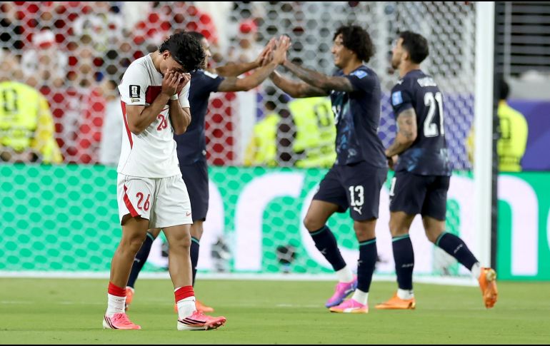 Can Uzun se lamenta del gol de Paraguay, que terminó por sepultar las aspiraciones turcas. EFE/B. Fanjoy