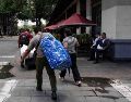 En medio de las labores de los trabajadores de limpieza, comerciantes capitalinos se sintieron aliviados. SUN/H. Salvador