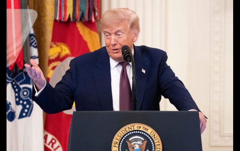 Trump apoyó la propuesta de una seguidora de X hace unos años y desde entonces no deja de contemplarla. EFE/A. Schwartz