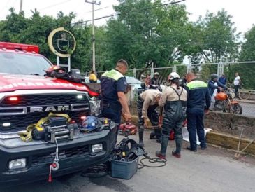 El incremento del nivel del agua impidió que el hombre pudiera salir por sus propios medios de debajo del puente. COORDINACIÓN DE SEGURIDAD Y EMERGENCIAS DE TONALÁ
