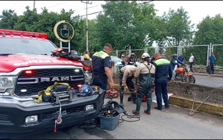 El incremento del nivel del agua impidió que el hombre pudiera salir por sus propios medios de debajo del puente. COORDINACIÓN DE SEGURIDAD Y EMERGENCIAS DE TONALÁ