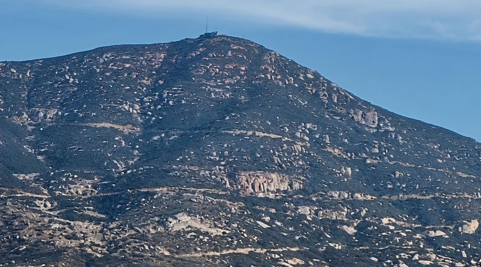 El Cerro Cuchumaá constituye un paisaje sagrado vivo del pueblo kumeyaay, cuyas prácticas ceremoniales, espirituales y de sanación son anteriores a cualquier frontera política. CORTESÍA