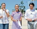 La gobernadora de Baja California, Marina del Pilar, la Presidenta de México, Claudia Sheinbaum, y el secretario de Educación, Mario Delgado, durante la entrega de tarjetas de la beca Rita Cetina en Tijuana. ESPECIAL