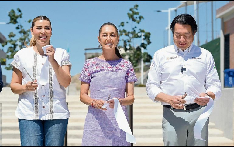 La gobernadora de Baja California, Marina del Pilar, la Presidenta de México, Claudia Sheinbaum, y el secretario de Educación, Mario Delgado, durante la entrega de tarjetas de la beca Rita Cetina en Tijuana. ESPECIAL