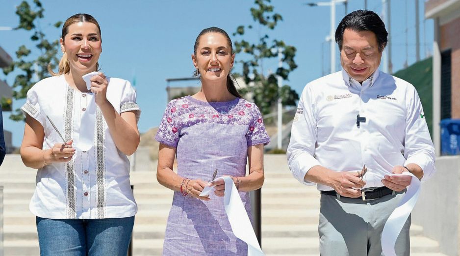 La gobernadora de Baja California, Marina del Pilar, la Presidenta de México, Claudia Sheinbaum, y el secretario de Educación, Mario Delgado, durante la entrega de tarjetas de la beca Rita Cetina en Tijuana. ESPECIAL