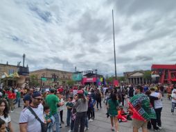 Las familias aprovecharon el domingo para tomarse fotos frente al Teatro Degollado, la pantalla gigante detrás de la Catedral Metropolitana y para caminar a lo largo de los espacios que abarca el Fan Fest. EL INFORMADOR/ O. González