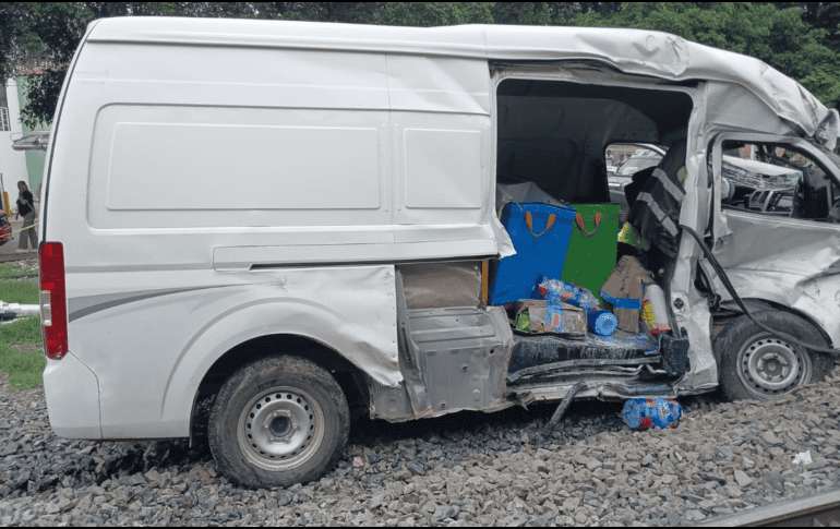 Camioneta blanca Foton View 52 impactada en su costado derecho. UNIDAD MUNICIPAL DE AMATITÁN.