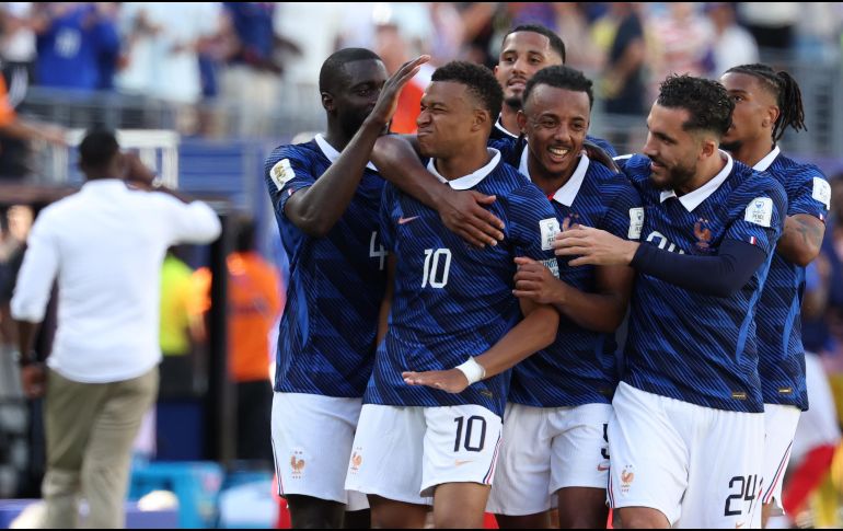 Mbappé firmó un doblete ante el conjunto africano y llegó a 14 anotaciones en Copas del Mundo. EFE/ S. Moreira.