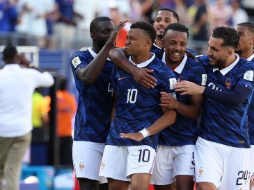 Mbappé firmó un doblete ante el conjunto africano y llegó a 14 anotaciones en Copas del Mundo. EFE/ S. Moreira.