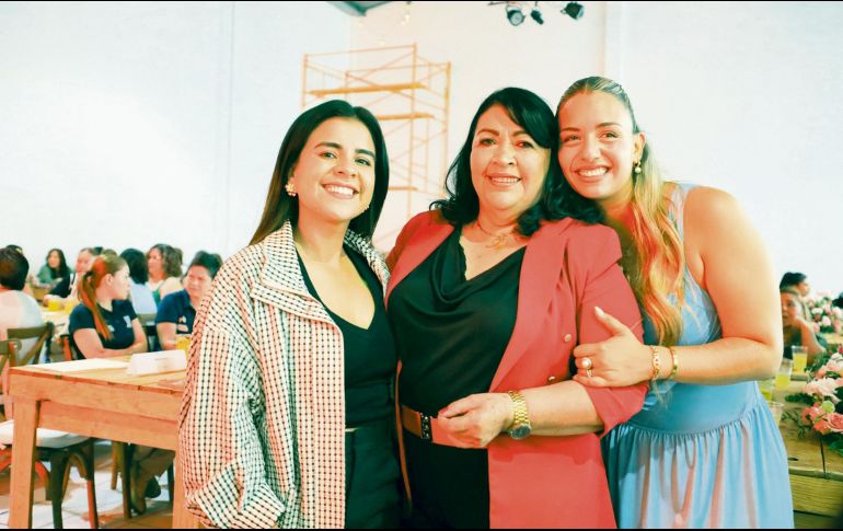 Isaura Amador, coordinadora general de Cercanía Ciudadana de Zapopan, encabezó un encuentro con 243 mujeres que participan del programa Todas de Cerca, dirigido por Tania Ponce. ESPECIAL