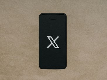 Usuarios de X reportaron la caída de la red social este lunes 22 de junio. UNSPLASH / K. SIKKEMA