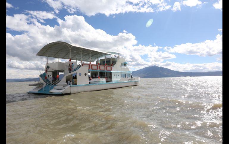 Con las lluvias, a miles de tapatíos se les antoja ir a Chapala como parte de sus paseos dominicales. EL INFORMADOR/ARCHIVO