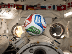 La tripulación de la estación espacial realizó pruebas con balones de fútbol para estudiar cómo la masa interna afecta el movimiento y la estabilidad en microgravedad. NASA