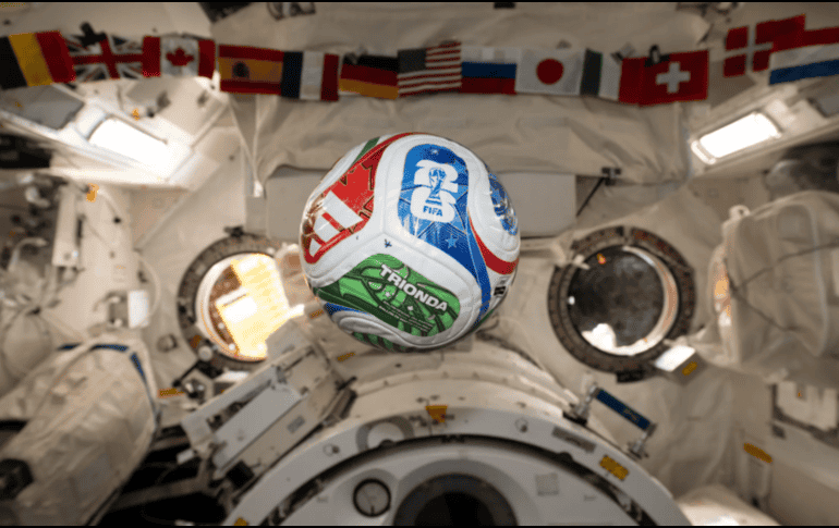 La tripulación de la estación espacial realizó pruebas con balones de fútbol para estudiar cómo la masa interna afecta el movimiento y la estabilidad en microgravedad. NASA