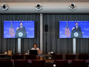 Imagen tomada en la sala de medios del vicepresidente estadounidense, JD Vance, hablando durante una conferencia de prensa en Bürgenstock, cerca de Lucerna, Suiza. XINHUA/L. Yi