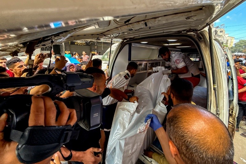 Los servicios de emergencia retiran el cuerpo de una adolescente que murió tras un ataque del Ejército israelí en ciudad de Gaza. EFE/A. Awad