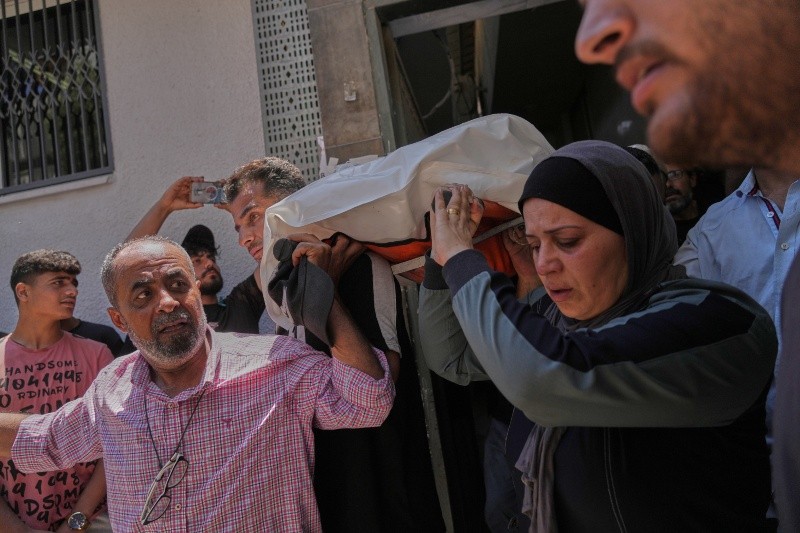 Dolientes cargan el cuerpo de la niña palestina Raghad Hassan Ashour, de 16 años, durante su funeral en el Hospital Al-Shifa. AP/J. Alshrafi