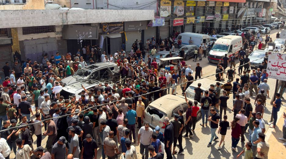 Un centenar de personas se reúnen en el lugar en el que un ataque del Ejército israelí en ciudad de Gaza mató este lunes a una adolescente e hirió a al menos cinco personas. EFE/M. Gibelli
