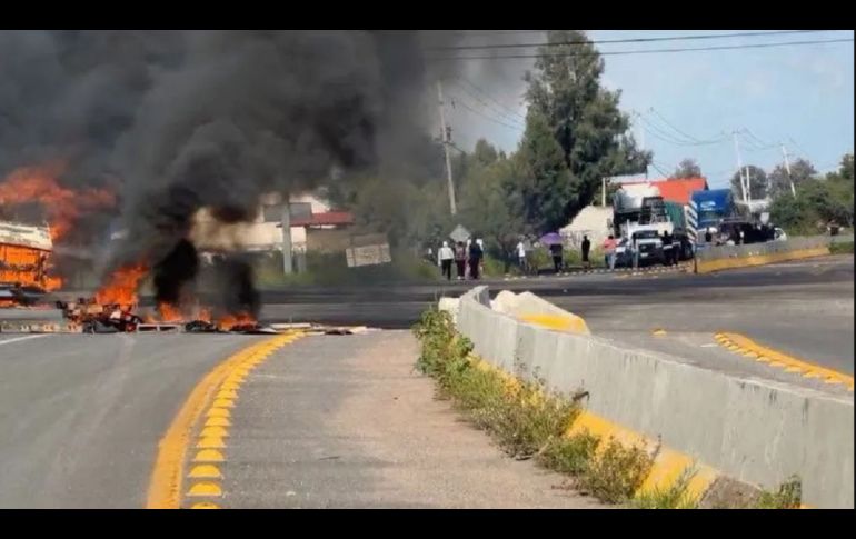 La protesta provocó largas filas de vehículos en un tramo carretero de Guanajuato. ESPECIAL