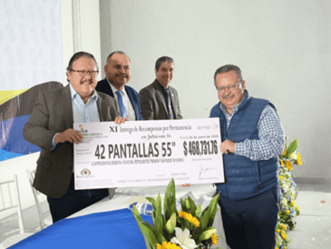 Personalidades del sector educativo formaron parte del presídium y hacen entrega simbólica a socio beneficiado. ESPECIAL / JUBICOM 16