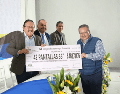 Personalidades del sector educativo formaron parte del presídium y hacen entrega simbólica a socio beneficiado. ESPECIAL / JUBICOM 16