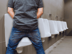 En el caso específico de los hombres, la glándula prostática tiene una influencia crucial; una inflamación severa, conocida médicamente como prostatitis, genera un dolor intenso y persistente durante cada micción. ESPECIAL / CANVA