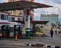 Un hombre pasa junto a una gasolinera que se ha quedado sin combustible, situada cerca de la embajada de Estados Unidos, en La Habana. AP/ARCHIVO