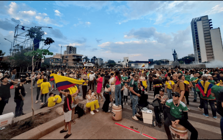 Las banderas colombianas ondeaban con fuerza en la Glorieta. La Minerva comenzaba a llenarse de playeras amarillas, y unas cuantas de México, a una hora de que Colombia juegue en el Estadio Guadalajara. EL INFORMADOR / O. GONZÁLEZ