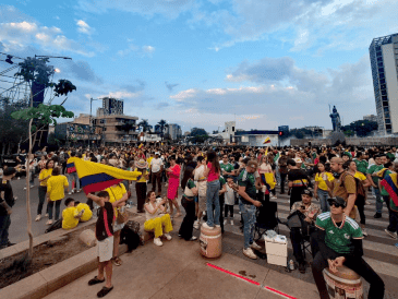 Las banderas colombianas ondeaban con fuerza en la Glorieta. La Minerva comenzaba a llenarse de playeras amarillas, y unas cuantas de México, a una hora de que Colombia juegue en el Estadio Guadalajara. EL INFORMADOR / O. GONZÁLEZ