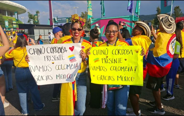 Hermanas Jessica y Johana Villalba apoyando a Colombia en el Estadio Guadalajara. EL INFORMADOR / A. RODRÍGUEZ