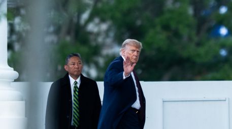 La orden de Trump permite que los agentes de ICE puedan deportar a personas detenidas en zonas alejadas de la frontera. EFE/A. Robbert