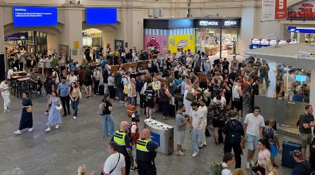 Las estaciones de trenes alemanas lucieron repletas de personas confundidas por la extraña falla en el servicio. EFE/F. Vogel