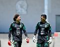 Guillermo Ochoa y Raúl Rangel. La expectativa por la decisión de Javier Aguirre en la portería concentra parte de la atención en la víspera de la siguiente ronda. IMAGO7/E. Espinosa