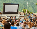 Disfrutar una película al aire libre, acostado sobre el pasto y bajo un cielo estrellado, será posible en distintos puntos de Guadalajara gracias a una serie de funciones gratuitas de cine. FACEBOOK / Cinemalive