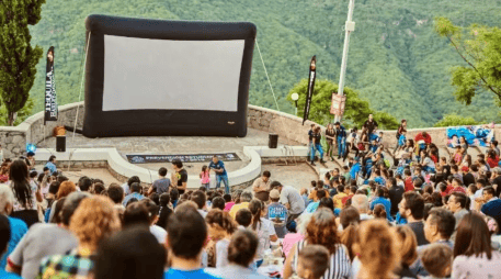 Disfrutar una película al aire libre, acostado sobre el pasto y bajo un cielo estrellado, será posible en distintos puntos de Guadalajara gracias a una serie de funciones gratuitas de cine. FACEBOOK / Cinemalive
