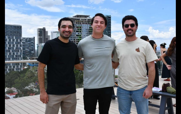 Juan Pablo Niño, Ignacio Jiménez y Esteban Díaz del Castillo. GENTE BIEN JALISCO / Apertura de las cápsulas del tiempo de la Generación 2006 y la Generación 2016