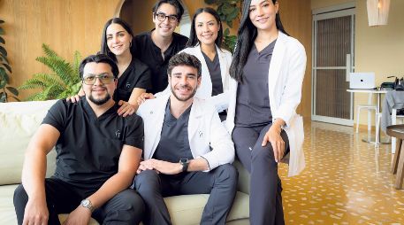 En portada: Lorena Molgado, Iván Arriaga, Dra. Diana Durán, Dra. Blanca Cárdenas, Daniel García y Dr. Carlos Parra. GENTE BIEN JALISCO / Revista del 26 de junio 2026