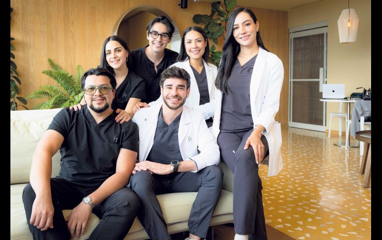 En portada: Lorena Molgado, Iván Arriaga, Dra. Diana Durán, Dra. Blanca Cárdenas, Daniel García y Dr. Carlos Parra. GENTE BIEN JALISCO / Revista del 26 de junio 2026