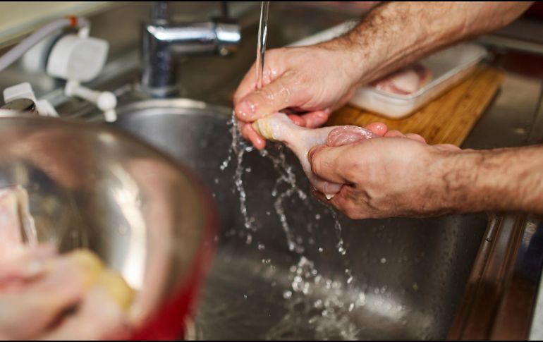 Los especialistas insisten en que la forma más segura de eliminar bacterias es cocinar el pollo a la temperatura adecuada, no lavarlo antes de prepararlo. ESPECIAL / CANVA