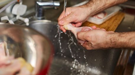 Los especialistas insisten en que la forma más segura de eliminar bacterias es cocinar el pollo a la temperatura adecuada, no lavarlo antes de prepararlo. ESPECIAL / CANVA