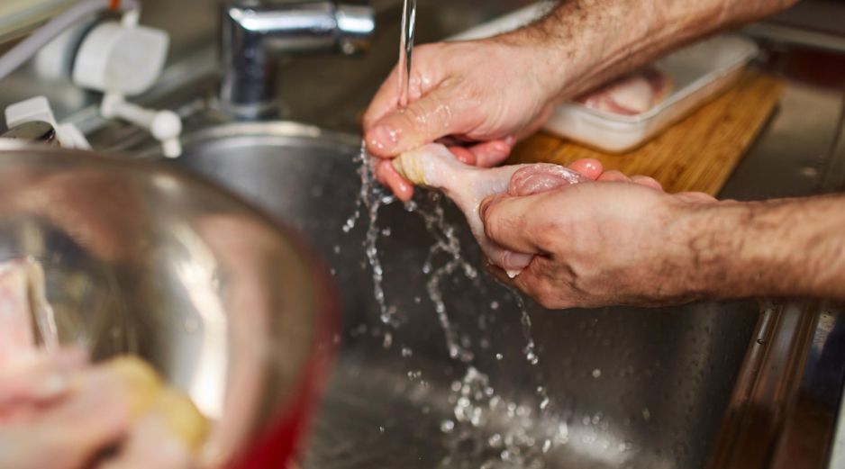 Los especialistas insisten en que la forma más segura de eliminar bacterias es cocinar el pollo a la temperatura adecuada, no lavarlo antes de prepararlo. ESPECIAL / CANVA