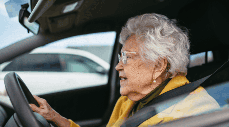 La decisión de abandonar definitivamente el automóvil suele ser de carácter personal o basada en estrictas recomendaciones médicas. CANVA