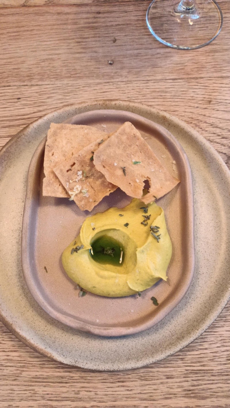 La cena comenzó con un&nbsp;Panelle de spred de zanahoria y hierbas