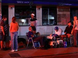 Personas esperan afuera de sus viviendas este miércoles, luego de los terremotos de magnitud 7.5 y 7.2 ocurridos en Venezuela. EFE/R. Peña