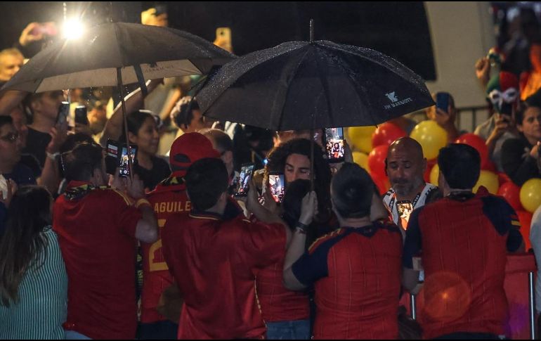 La afición desafió la lluvia para recibir a la Selección de España en Guadalajara, aunque la logística impidió el esperado encuentro con sus ídolos. EL INFORMADOR/ A. NAVARRO.
