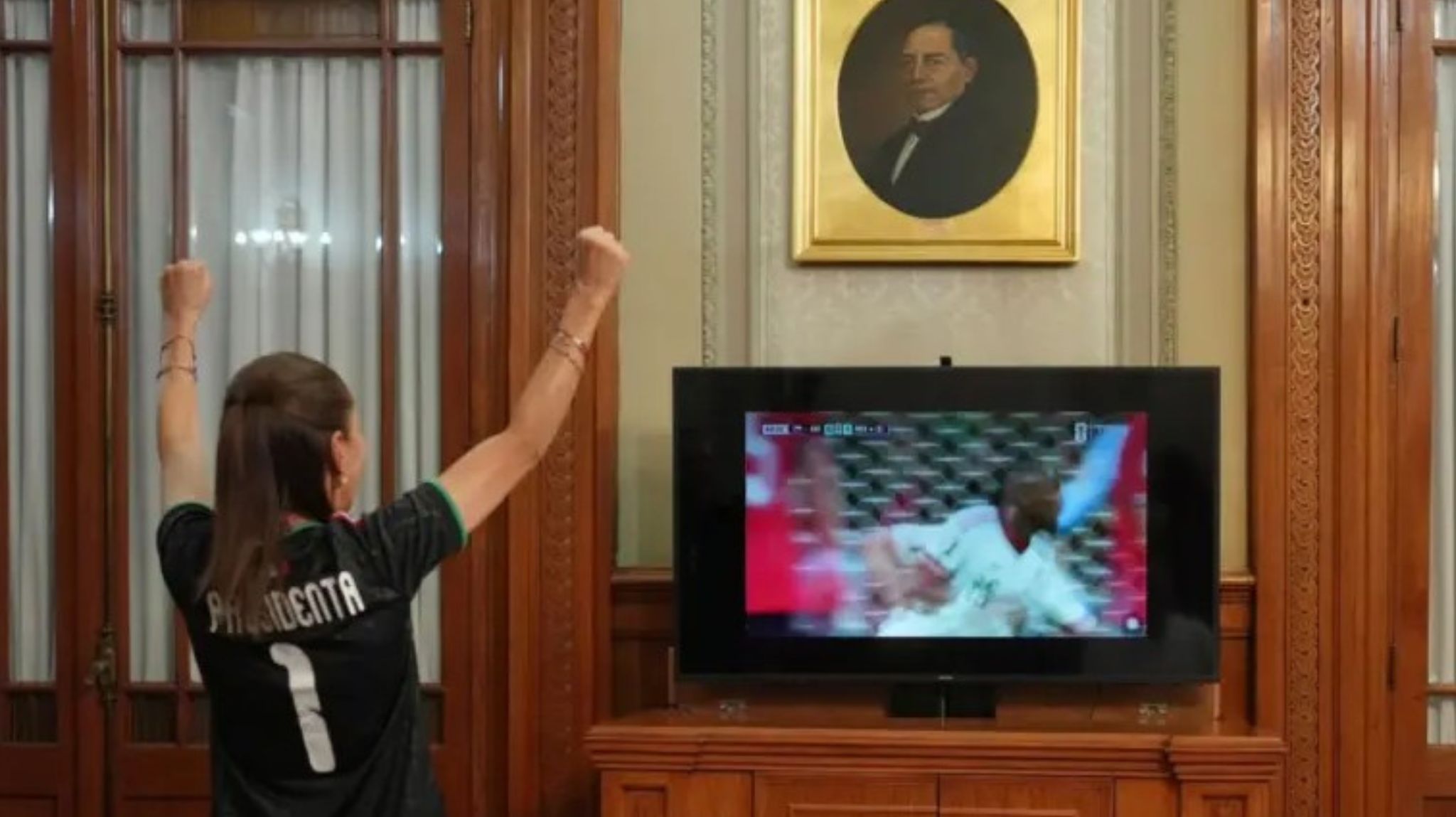 Ataviada con la playera negra de la Selección, la Presidenta Claudia Sheibaum festejó junto a su esposo Jesús María Tarriba. CAPTURA DE VIDEO
