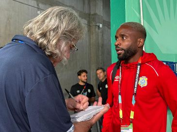 Lions Bernard entrevista al congoleño Cédric Bakambu. "Cuando tomo notas estoy más concentrado en la conversación". afirma el periodista francés. EL INFORMADOR/F. Ramírez
