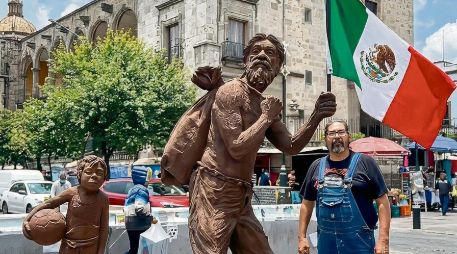 José Luis Malo posa junto a su obra “Los olvidados”. ESPECIAL
