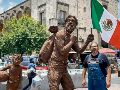 José Luis Malo posa junto a su obra “Los olvidados”. ESPECIAL